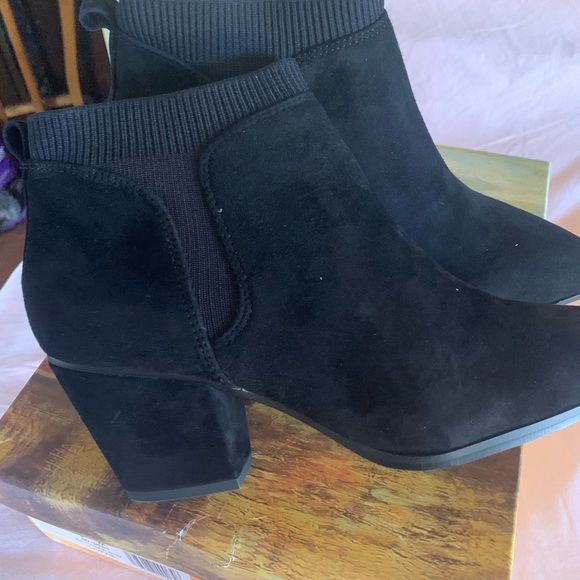 Suede pull on heeled Ankle boots NIB - Picture 2 of 7